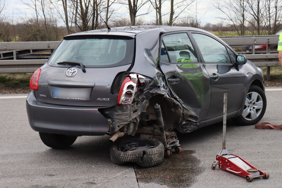 Eine Person wurde bei dem Crash leicht verletzt.