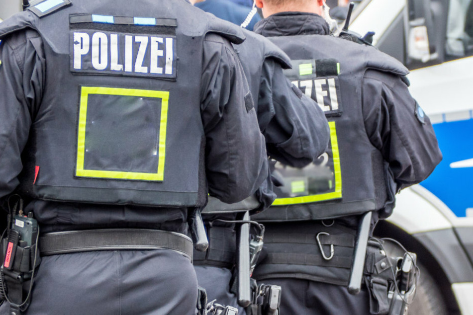 Am Dienstagmorgen durchsuchten die Polizei und Einsatzkräfte des Spezialkomandos Sachsen eine Wohnung in Annaberg. (Symbolbild)