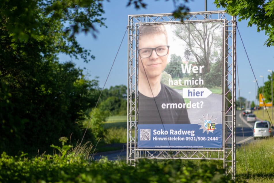 Mithilfe dieses Plakats sucht die Polizei nach einem Täter, der im Sommer 2020 einen 24-Jährigen in Bayreuth umgebracht haben soll.