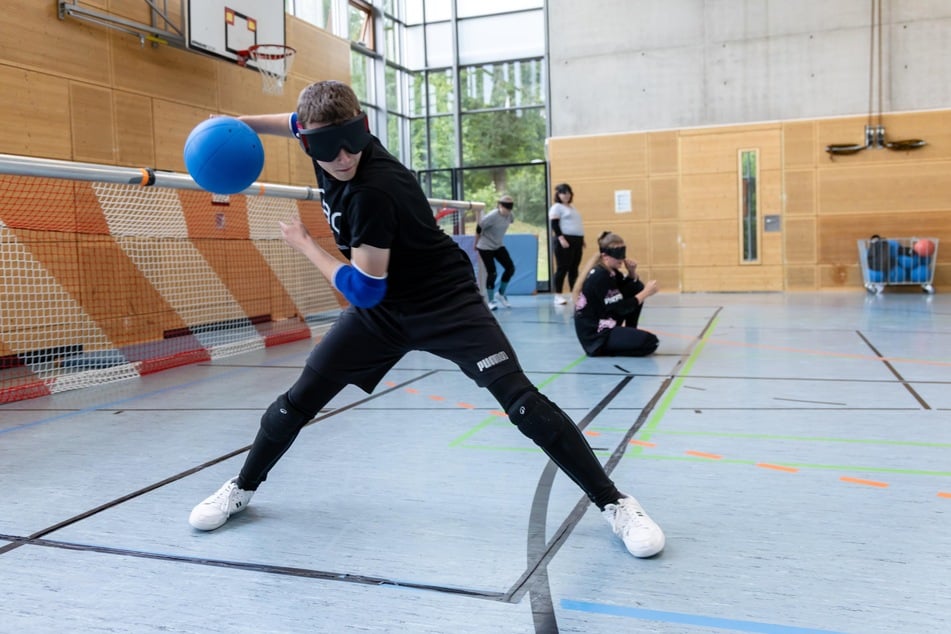 Der Ball wird mit der Hand ins gegnerische Tor gerollt.
