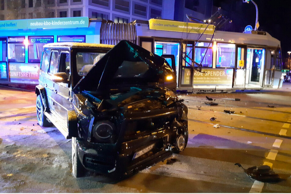 Der Mercedes-Geländewagen wurde durch den Aufprall schwer beschädigt.