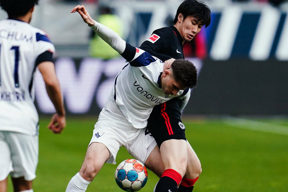 Frankfurt's Daichi Kamada fights for the ball with Bochum's Elvis Rexhbecaj: The Japanese put the Hessians in the lead in the 52nd minute.