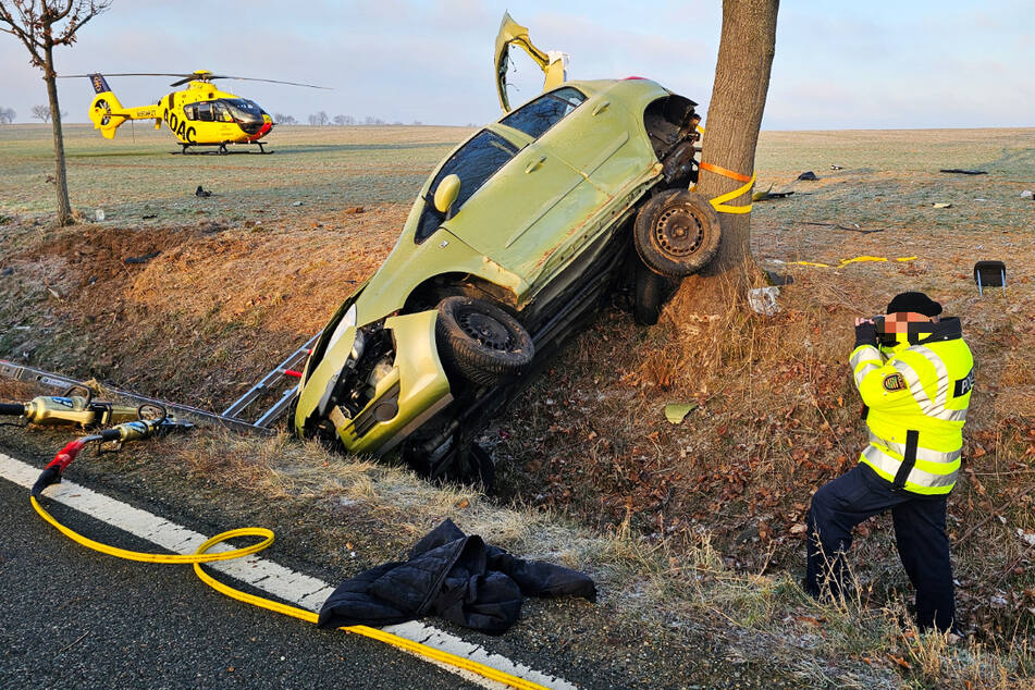 Vollsperrung nach heftigem Crash: Auto landet an Baum, 18-Jährige schwer verletzt