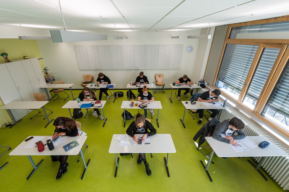 Abiturienten am Gymnasium Dresden Klotzsche sitzen während der Konsultationen in einem Klassenzimmer. Dieses muss nun häufiger gereinigt werden.