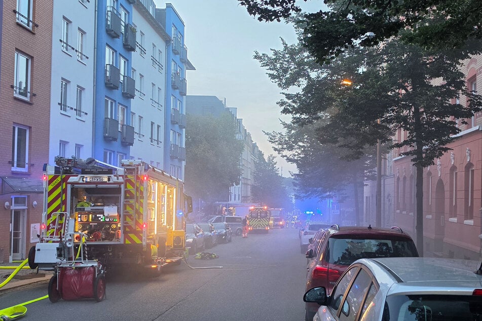 Kellerbrand auf dem Chemnitzer Kaßberg am Donnerstagabend: Der Rauch vernebelte die Kanzlerstraße.