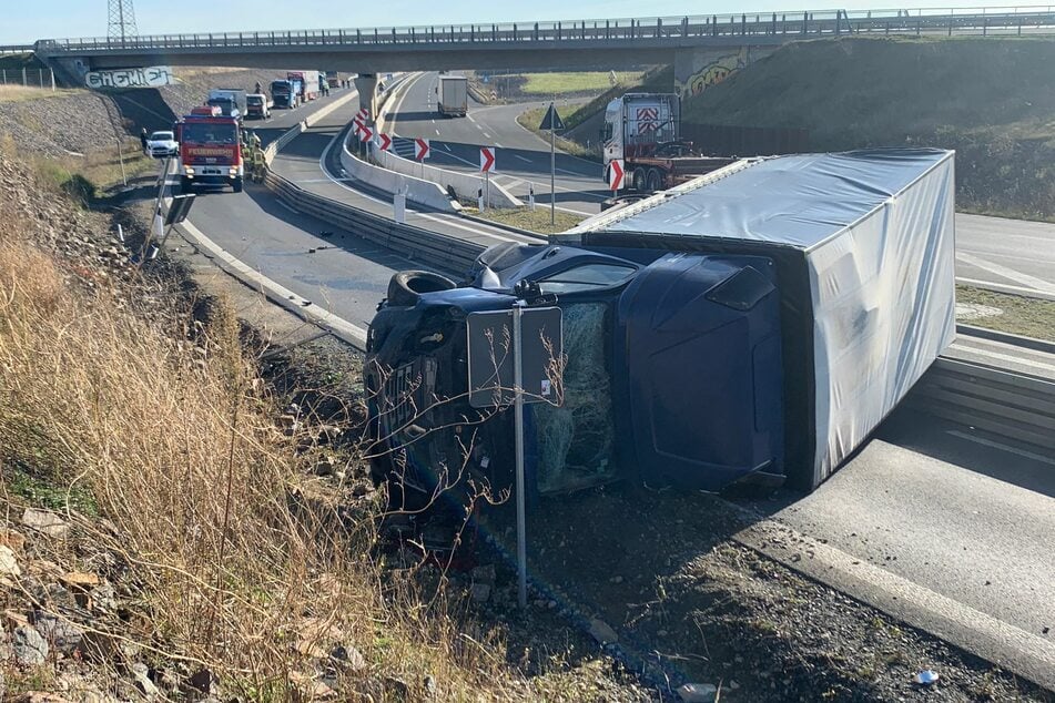 Unfall A72: Lastwagen kippt auf A72 nahe Leipzig um: Fahrer verletzt, mehrere Kilometer Stau