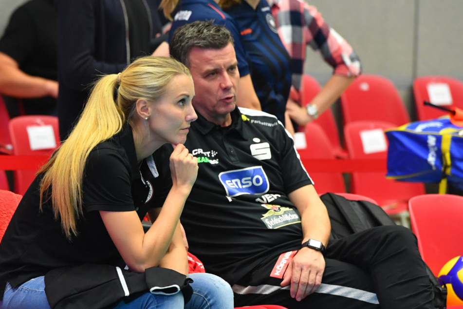 Zuspielerin Mareen blieb krankheitsbedingt nur die Zuschauerrolle. Bei den Heimspielen saß sie meist neben Chefcoach Alex Waibl.
