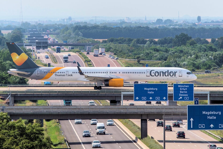 Ein Bild aus guten Tagen: Eine Boeing 757 der Condor rollt 2017 über eine der Rollwegbrücken. Mittlerweile hat sich die Fluggesellschaft komplett aus Leipzig zurückgezogen.