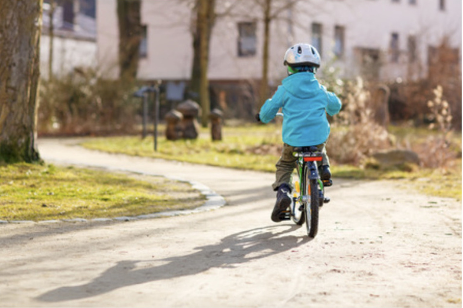 Der Kinderchirurg empfiehlt: Schon von klein auf sollten die Kinder an das Tragen eines Helmes gewöhnt werden.