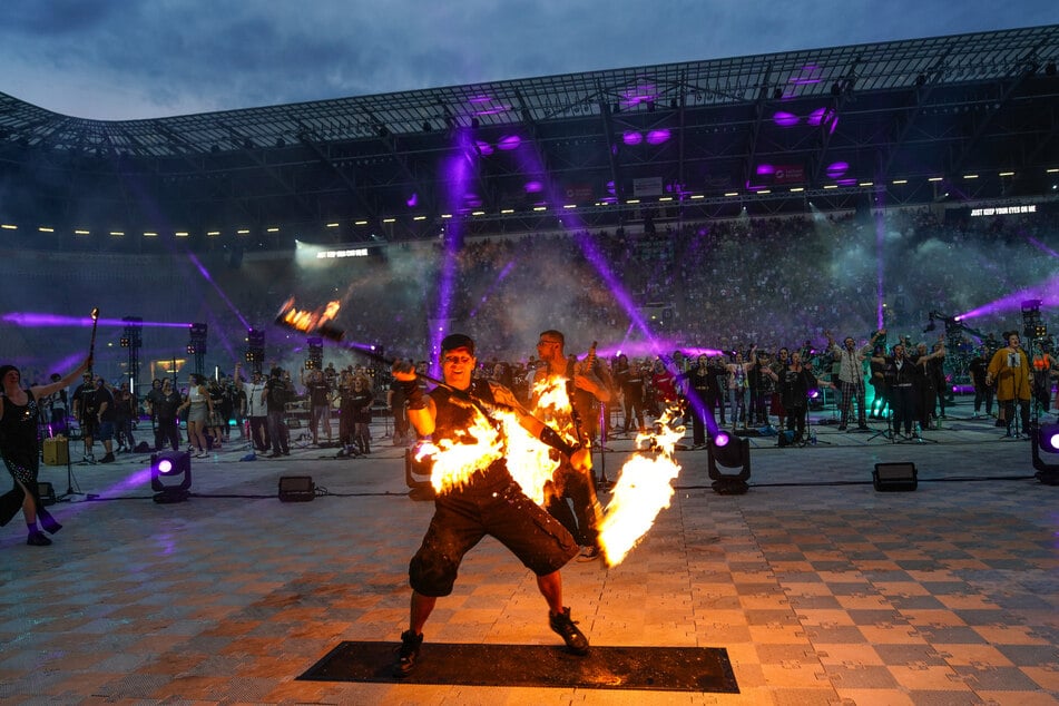 Umrahmt wurde das Konzert vom Dance-Team Shapgang, den Tänzern der Company "Firedancer" (im Foto) und den Cheerleadern der Dresden Monarchs.