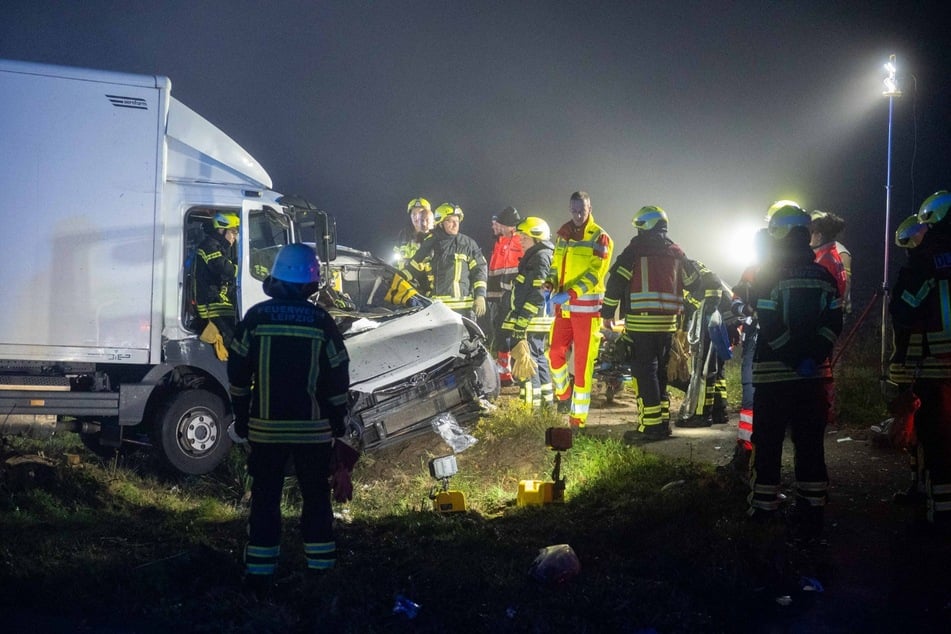 Ein Autofahrer wurde dabei in seinem Auto eingeklemmt und musste von der Feuerwehr befreit werden.