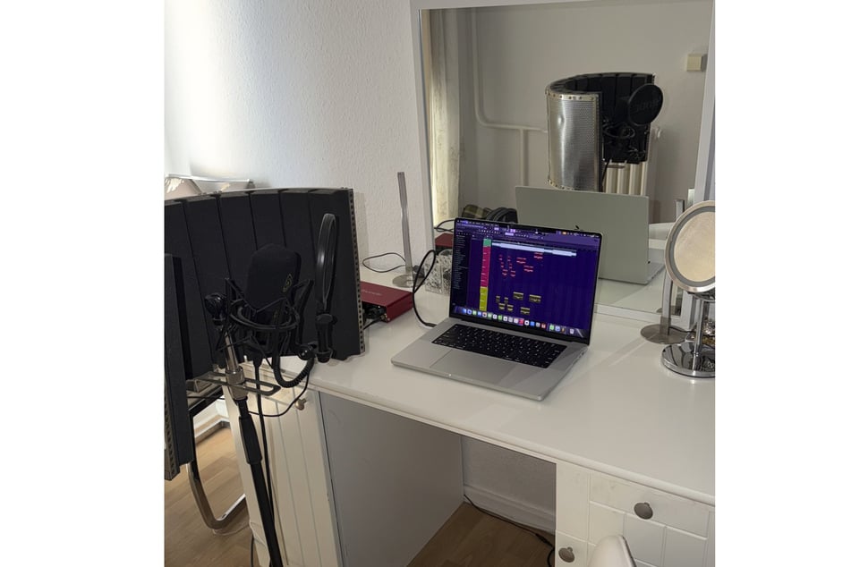 Auf ihrem Schminktisch zu Hause hat sich Anika ein kleines Studio-Setup eingerichtet.