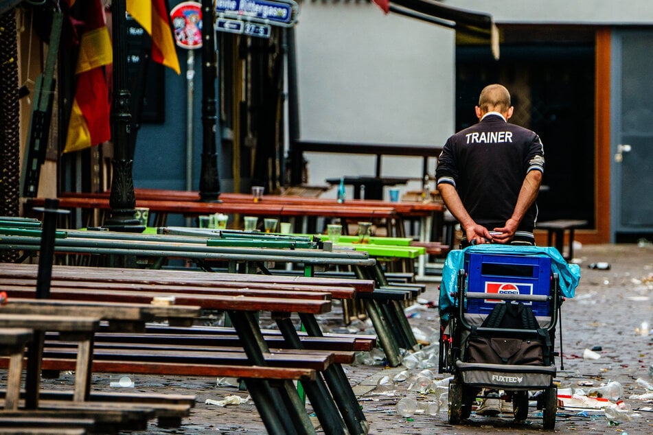 Ein Flaschensammler ist nach einer Partynacht während der vergangenen Fußball-EM in Alt-Sachsenhausen unterwegs.