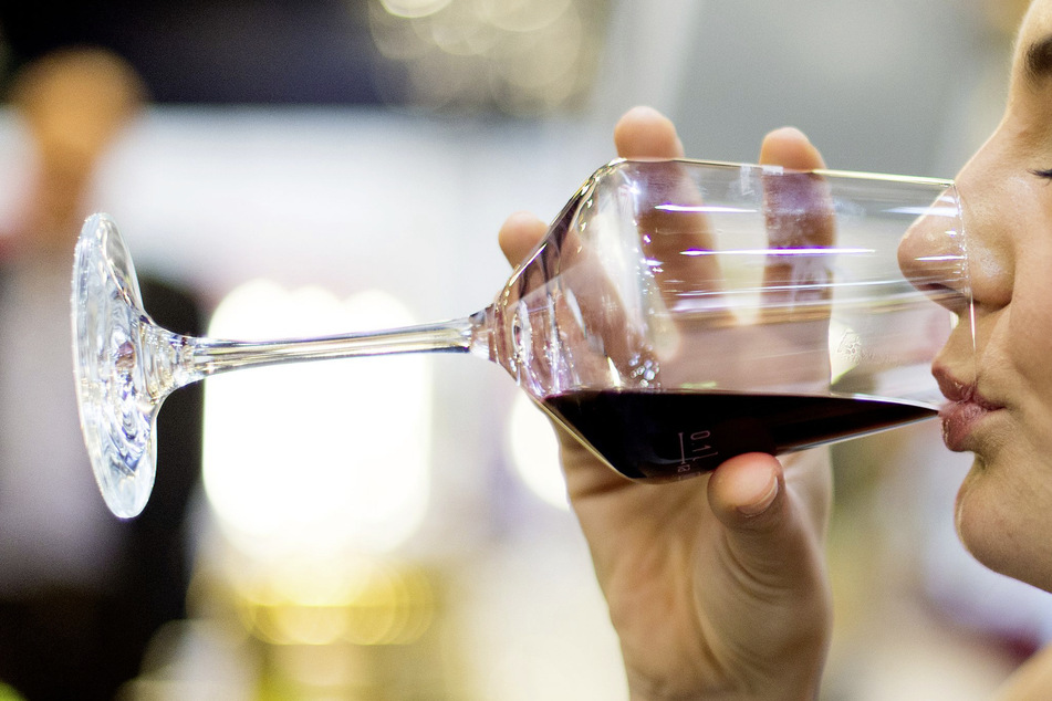 Köstlichen Wein genießen und den Abend mit einem Grillbuffet ausklingen lassen.
