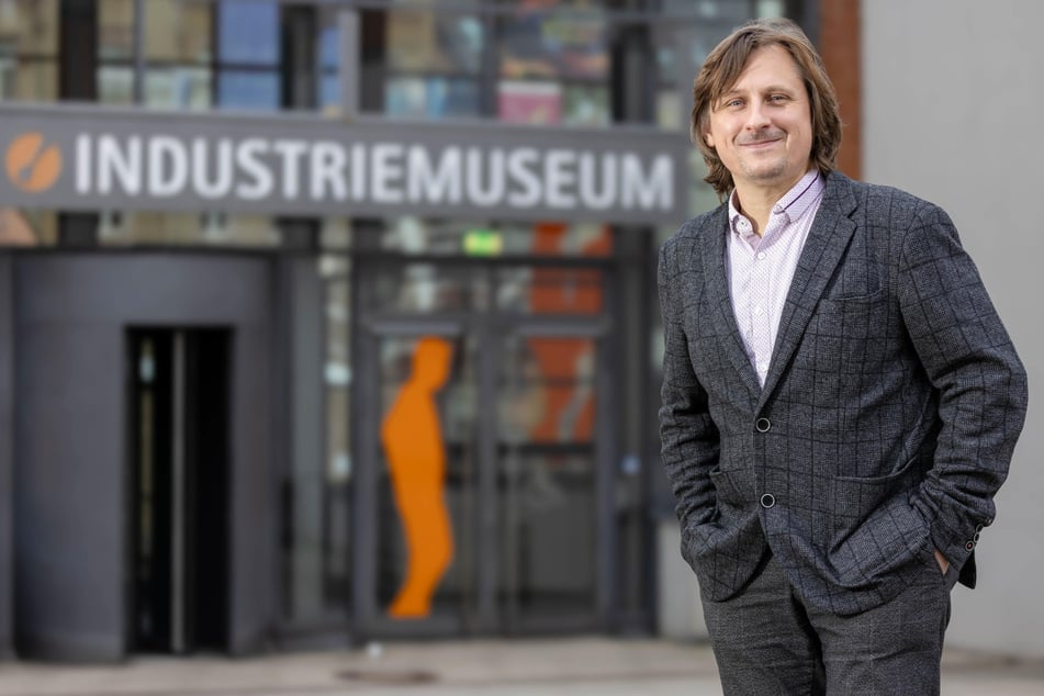 Leiter Jürgen Kabus (43) findet, dass die Leuchtreklame gut in die Sammlung des Industriemuseums passen würde.