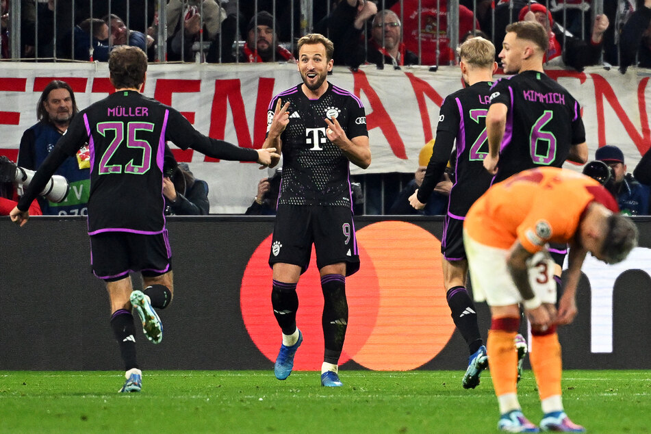 Harry Kane (2.v.l.) trifft im Dress des FC Bayern München nahezu nach Belieben. Gegen Galatasaray war es ein Doppelpack.