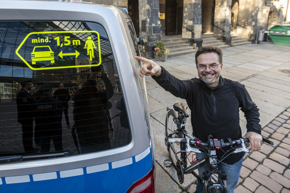 Thomas Lörinczy (50) vom ADFC freut sich über die neuen Aufkleber an den Polizeiwagen.