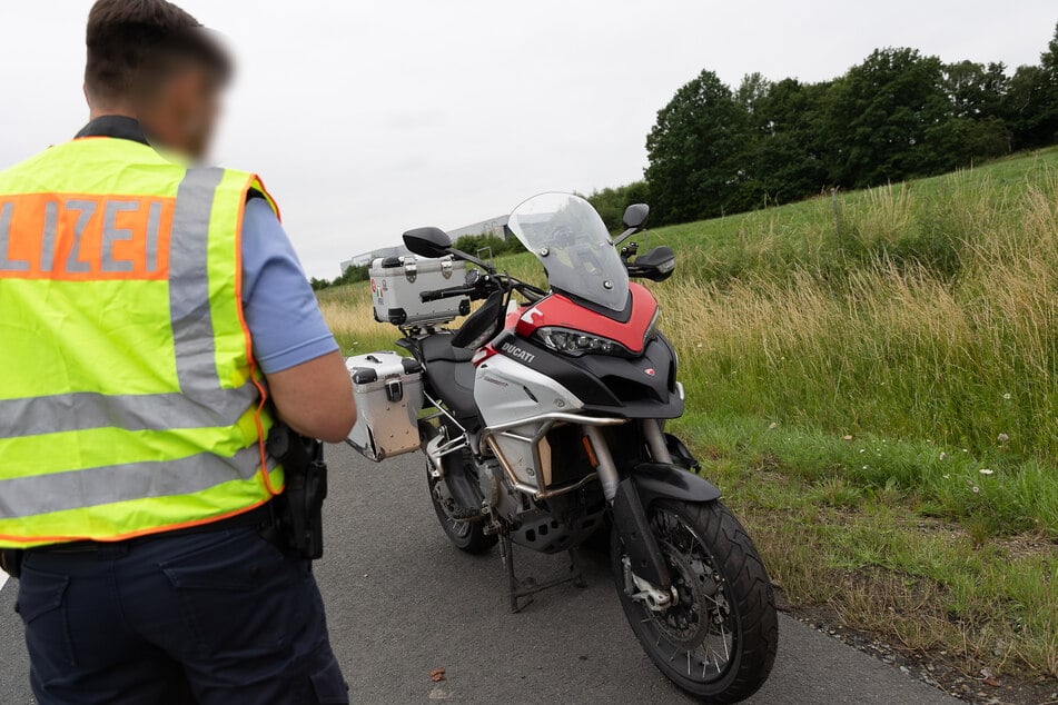 Ein Motorradfahrer (62) stürzte am Donnerstagabend auf der A72 bei Treuen (Vogtland). Der Fahrer wurde schwer verletzt.