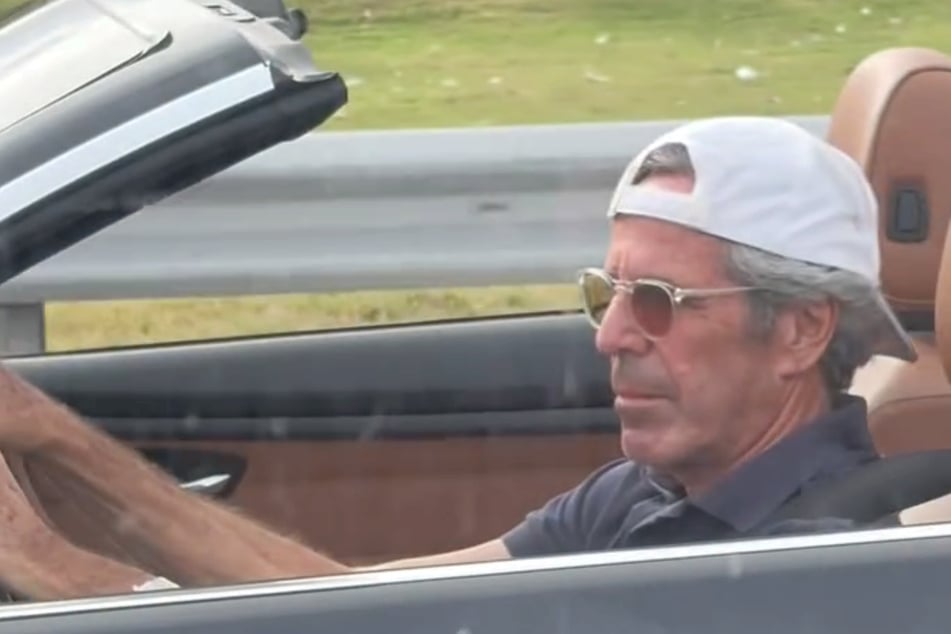 Pete został sfotografowany, jak jedzie kabrioletem, i od razu stał się internetowym hitem.