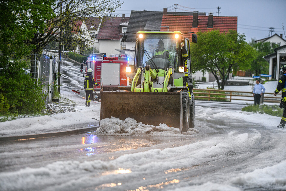 In Söhnstetten räumen Einsatzkräfte die Straße.