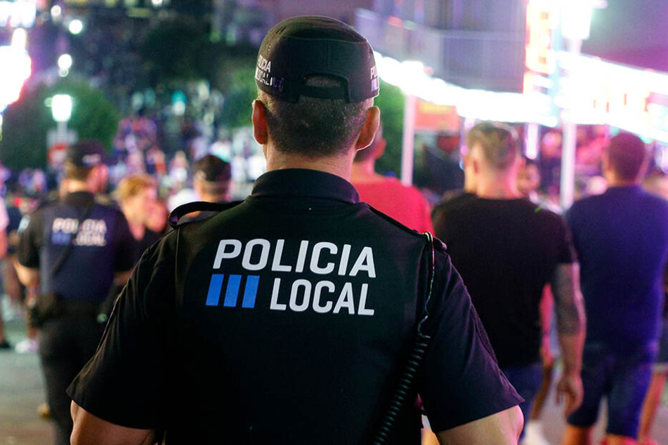 Die Polizisten konnten die mutmaßlichen Täter letztlich stellen und festnehmen. (Symbolbild)