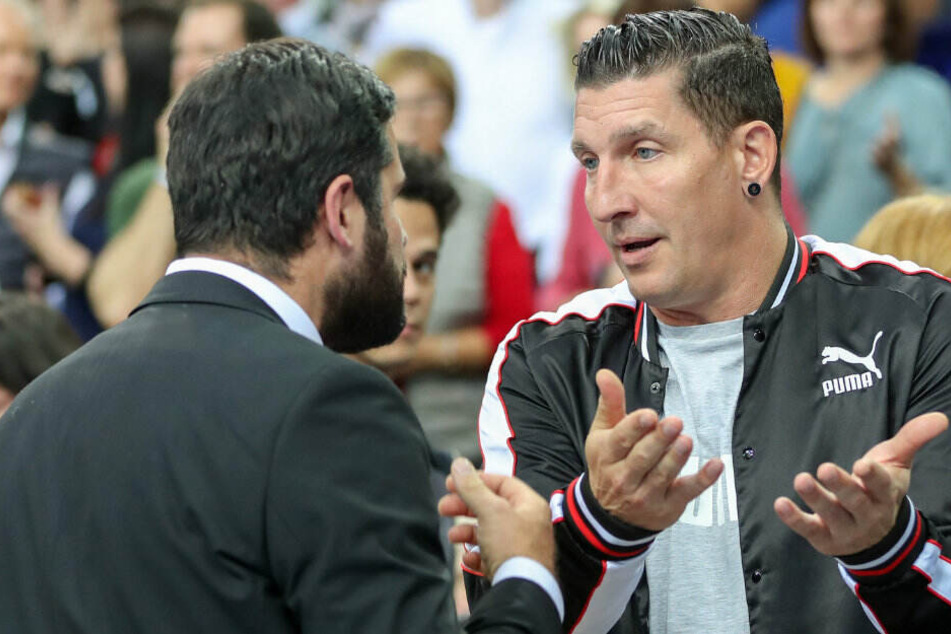 Stefan Kretschmar (r) im Gespräch mit DHfk-Geschäftsführer Karsten Günther.