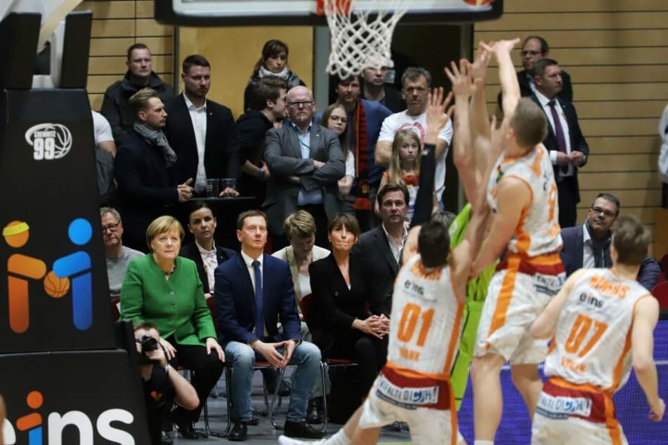 Zum Auftakt ihres Blitz-Besuchs in Chemnitz war Bundeskanzlerin Angela Merkel (64, CDU) bei einem Spiel der Niners dabei.