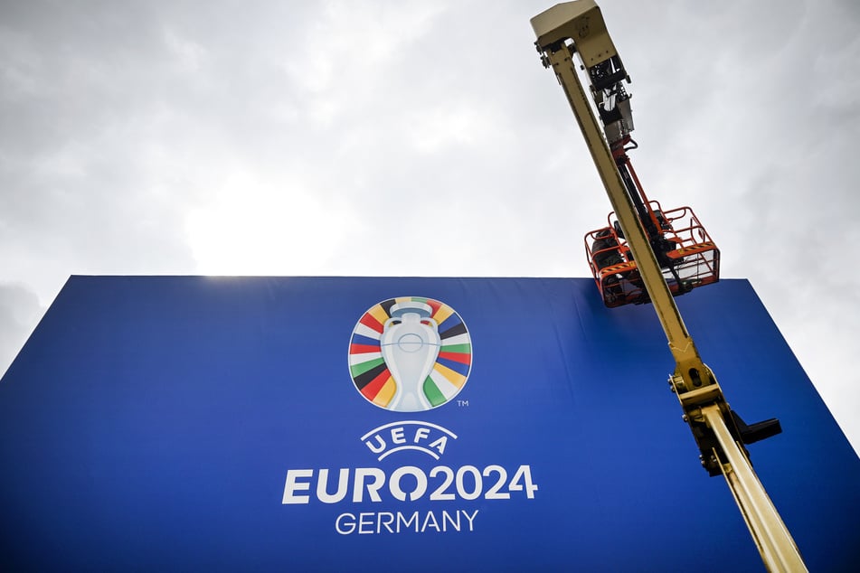 In Deutschland werden derzeit die Fanzonen für die Europameisterschaft 2024 aufgebaut - auf Kosten des Ausrichters.