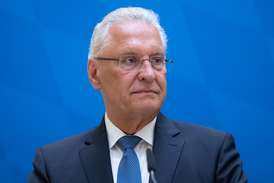 Bayerns Innenminister Joachim Herrmann (67, CSU) wird sich selbst vom Ablauf der Großübung überzeugen.