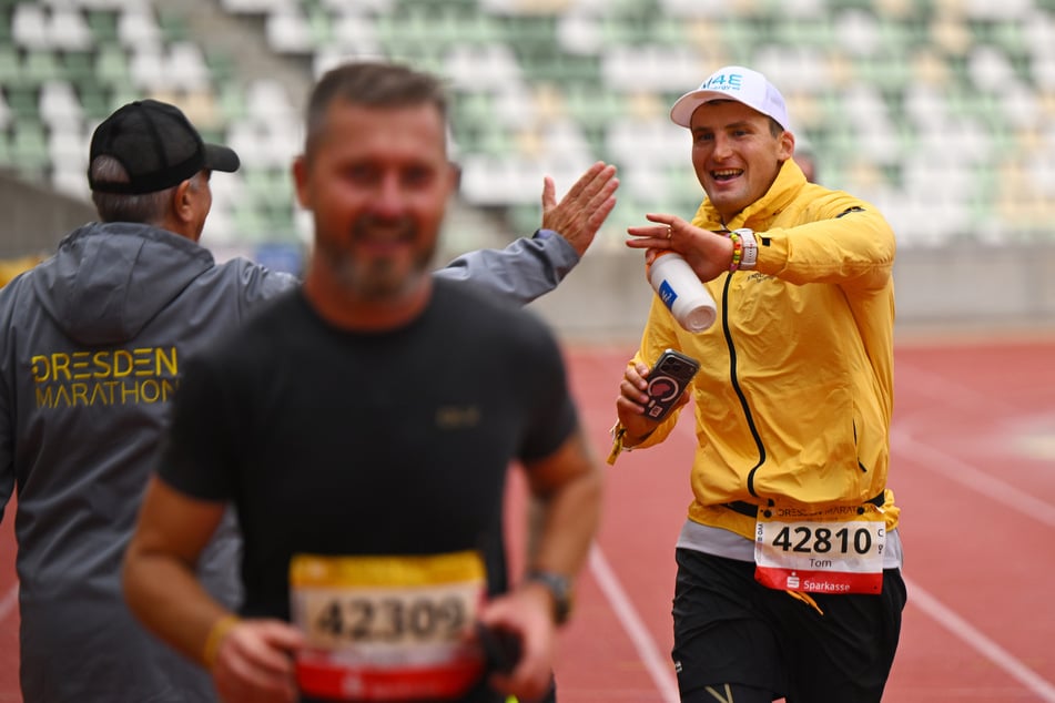 Kurz vor der Zielinie klatsche Tom Liebscher-Lucz mit Ex-Marathon-Boss Peter Eckstein ab.