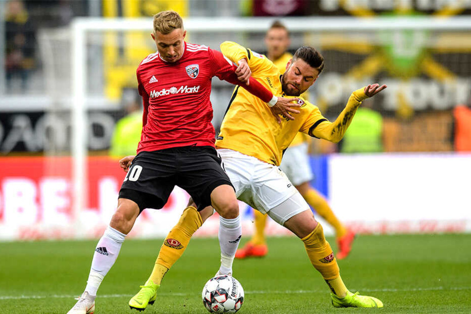Sonny Kittel (links) kämpft mit Niklas Kreuzer um den Ball.