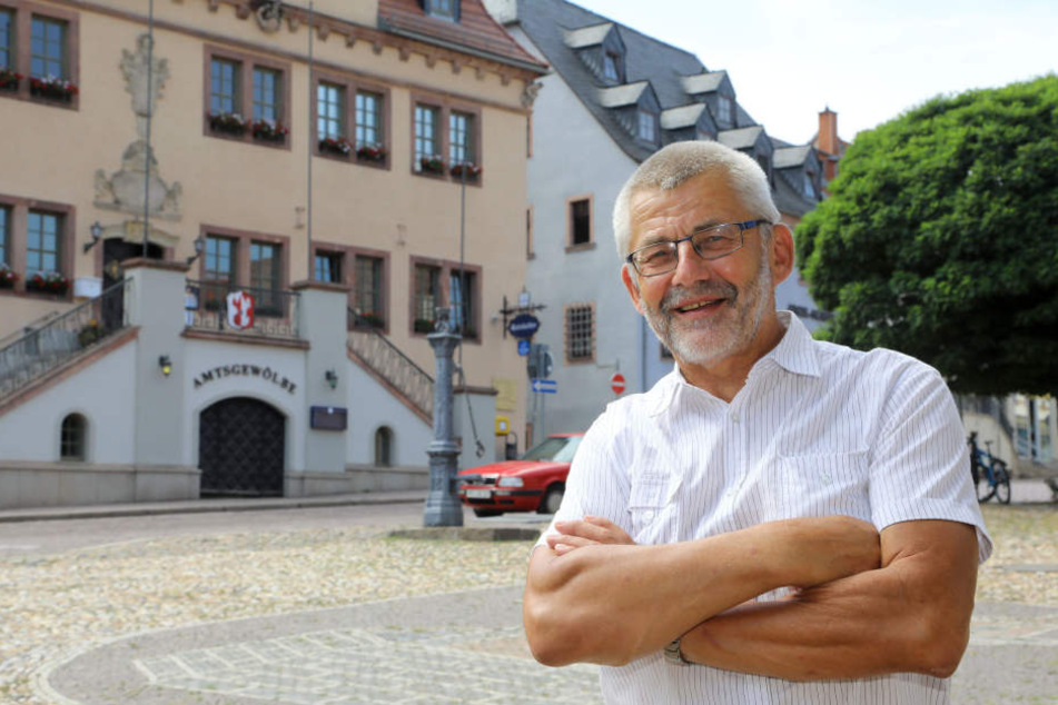 Waldenburgs Bürgermeister Bernd Pohlers (64, Freie Wähler) hofft auf einen Babyboom durch die Klapperstörche.