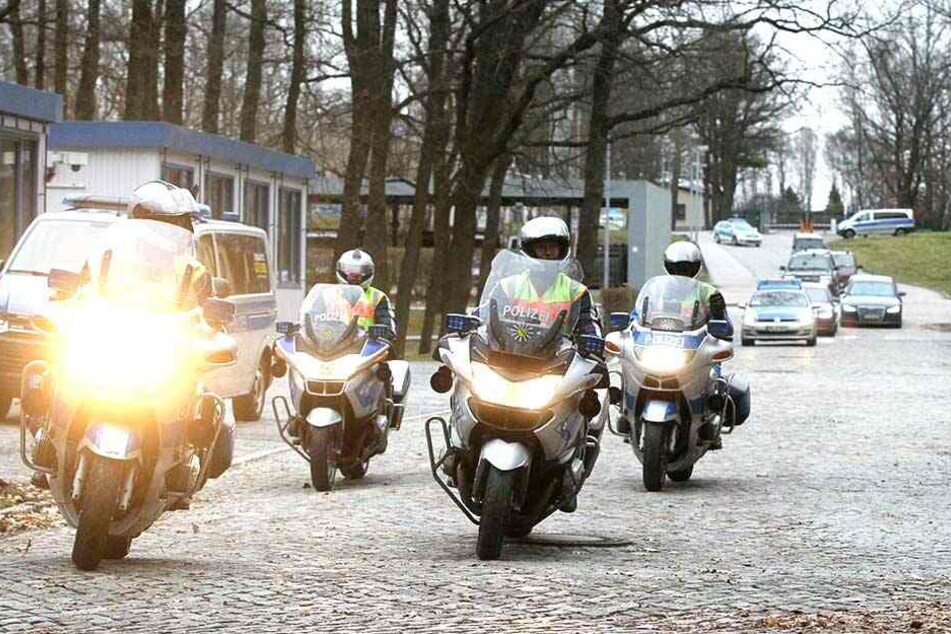 Ein Autokonvoi, angeführt von der Polizei-Motorradstaffel, holte die Staats-Chefin an der Bereitschaftspolizei ab. Dort war sie zuvor im Hubschrauber gelandet.