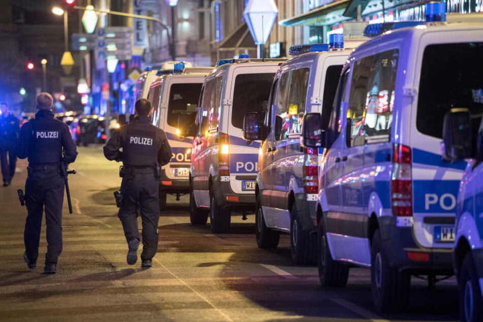 Schon vor etwa einem Monat rückte die Polizei im Frankfurter Bahnhofsviertel für ausgiebige Kontrollen an (Archivbild).