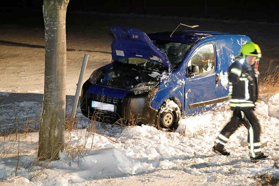 Der Peugeot blieb zunächst auf der Seite liegen, die Feuerwehr stellte ihn dann wieder auf die Räder.