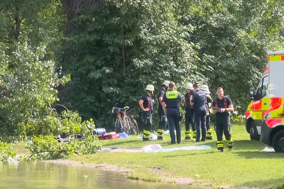 Schwer verletzt im Englischen Garten: Abstürzender Ast begräbt Frau unter sich