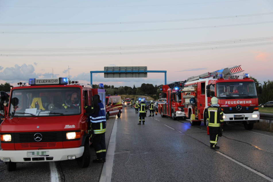 Die Einsatzkräfte der Feuerwehr sichern den Unfallort.