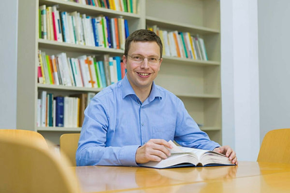 Professor Hannes Zacher (44) ist Arbeitspsychologe an der Universität Leipzig und forscht unter anderem zu betrieblichen Weihnachtsfeiern.