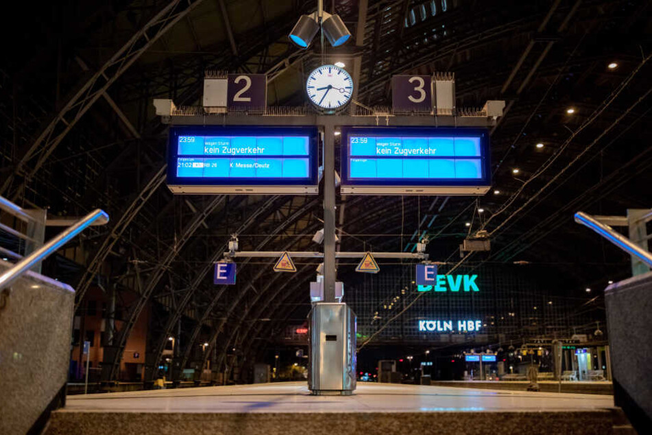 Die Deutsche Bahn will ihren Betrieb in NRW am Montag nach und nach wieder aufnehmen.