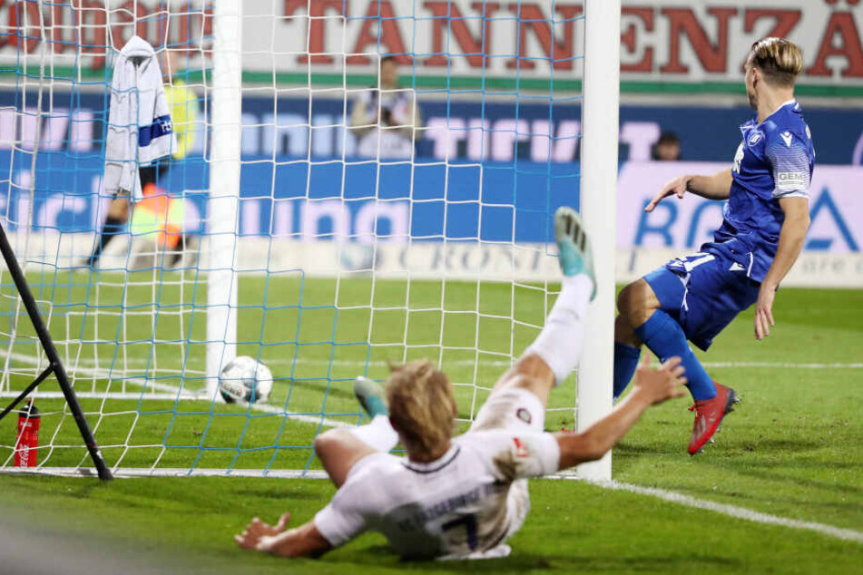 Ein Kunststück! Aue-Kicker Jan Hochscheidt liegt schon im Aus, nachdem er aus spitzem Winkel getroffen hat.
