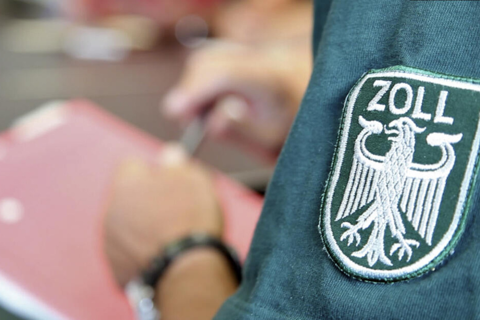 Die Vollstrecker des Hautzollamts baten unter anderem einen bekennenden Reichsbürger zur Kasse. (Symbolbild)