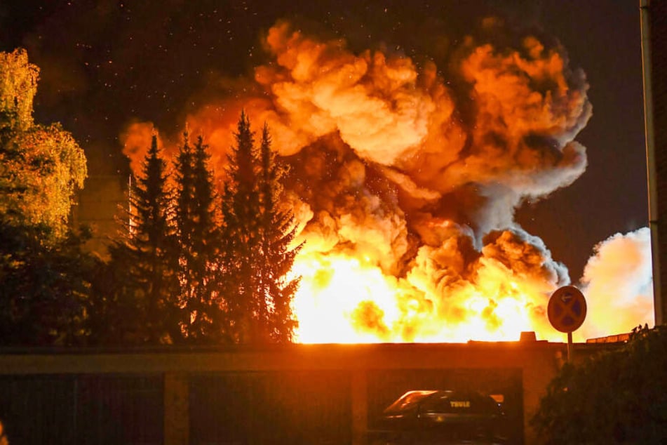 Weit sichtbar schlagen Flammen aus dem brennenden Gebäude in Hamburg-Hohenfelde.