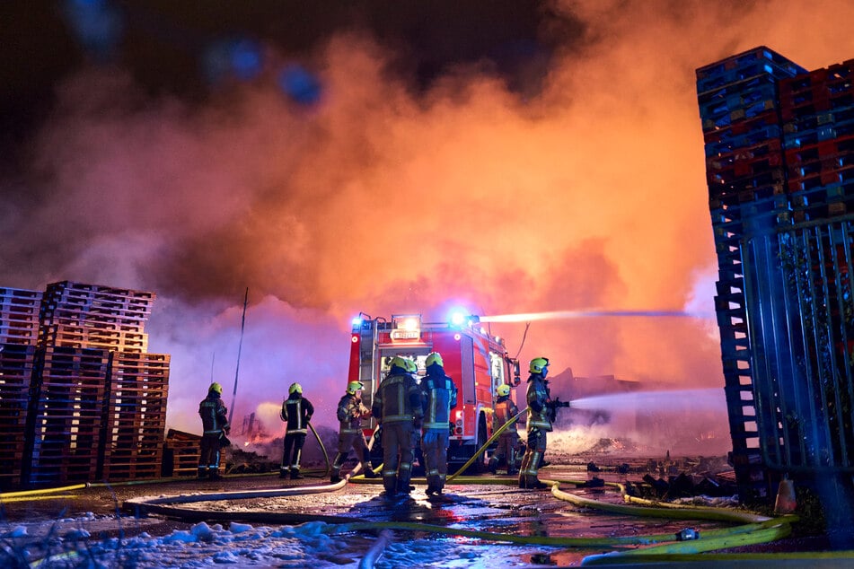 Die Feuerwehr hat den Brand unter Kontrolle.