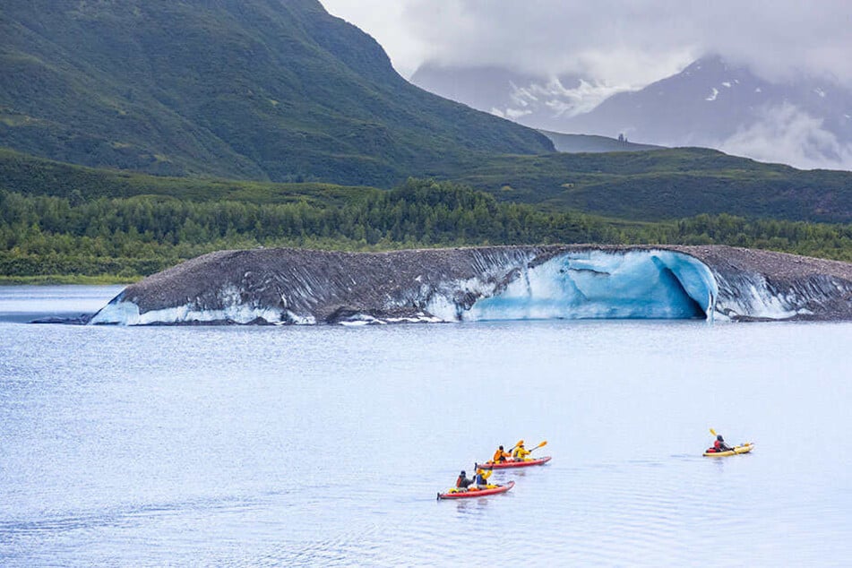 Drei Touristen sind tot in einem Gletschersee in Alaska aufgefunden worden.