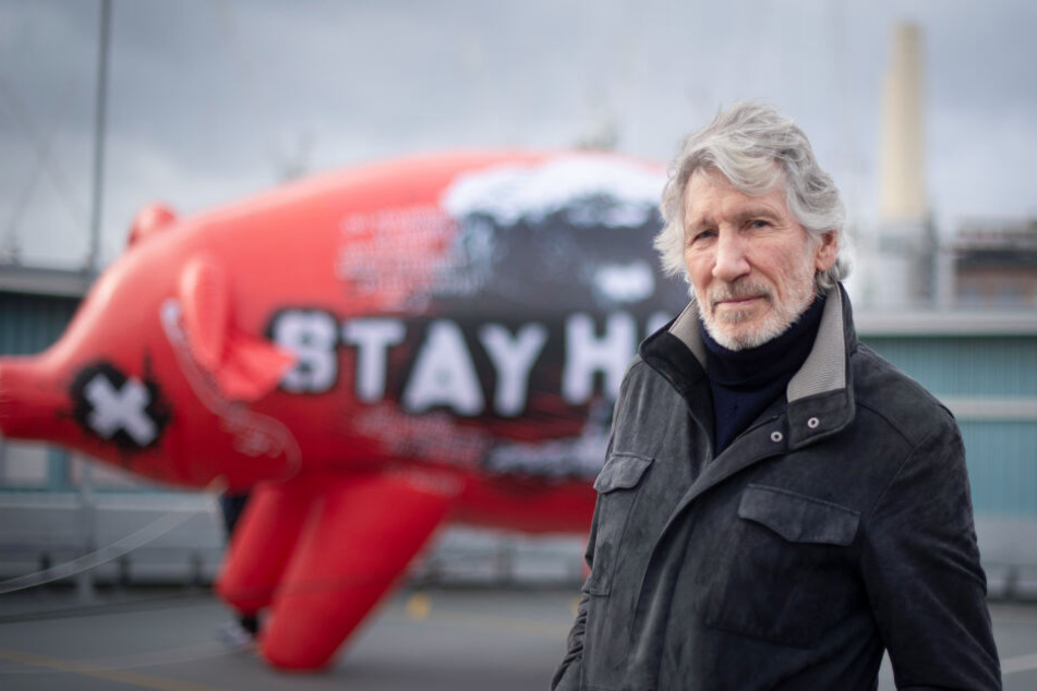 Roger Waters (76) vor einem Ballon Schwein mit der Aufschrift "Stay Human or Die" (Bleib menschlich oder stirb).