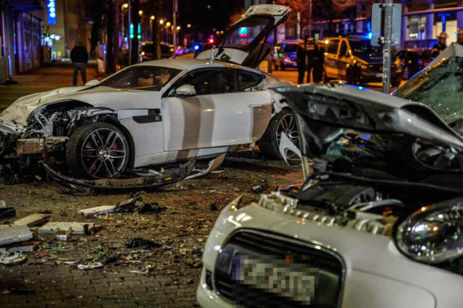 In dem Peugeot rechts saß ein junges Pärchen, das nach dem Aufprall des Jaguars sofort tot war.