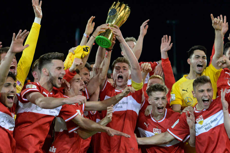 Mai 2019, U19-DFB-Vereinspokal: Kapitän Luca Mack (M) von Stuttgart reckt den Pokal in die Höhe.