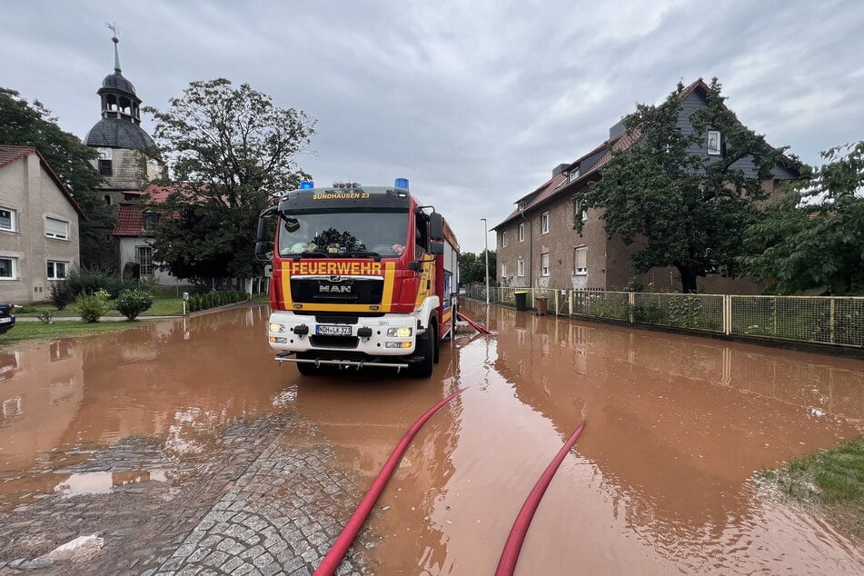 Unwetter schlägt heftig zu: Etliche Straßen in Nordhausen überflutet