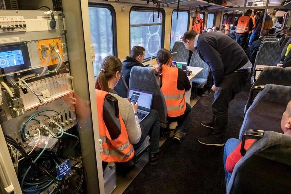 Der Laborzug bietet viel Platz für Messtechnik und Forscher-Arbeitsplätze.