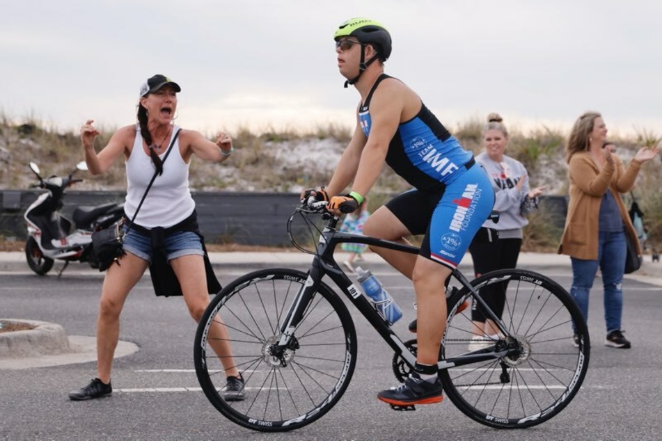 Nach Angaben der Veranstalter hat der 21 Jahre alte Amerikaner als erster Sportler mit Down-Syndrom einen Ironman absolviert.